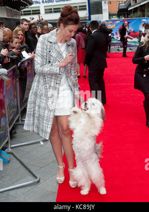 Ashleigh butler e pudsey presso la prima mondiale di "postino Pat' di Odeon West End il 11 maggio 2014 a Londra, EnglanPhotos da Brian njordan Foto Stock