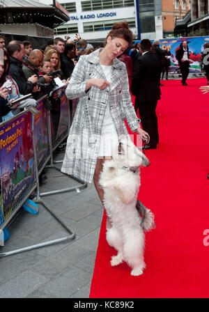 Ashleigh butler e pudsey presso la prima mondiale di "postino Pat' di Odeon West End il 11 maggio 2014 a Londra, EnglanPhotos da Brian njordan Foto Stock