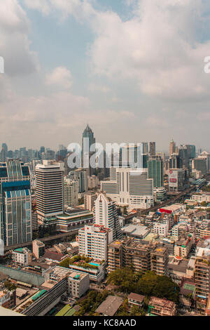 Bangkok, Thailandia - circa 2014: Città / antenna skyline del centro cittadino di Bangkok, Thailandia - grattacielo paesaggio urbano Foto Stock