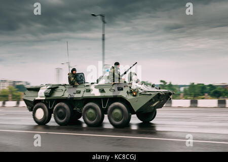 La Bielorussia Minsk. bielorusse contro pattuglia di ricognizione del veicolo con il caimano tankman muovendosi lungo la strada durante il corso di formazione prima della celebrazione del nat Foto Stock