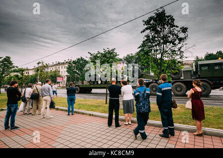 La Bielorussia Minsk. persone che guardano al veicolo pesante off-road volat muovendosi lungo la strada durante il corso di formazione prima della celebrazione della festa nazionale - in Foto Stock