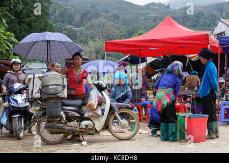 Peccato Cheng, Vietnam, 26 Ottobre 2016 : le donne sul mercato. Donne HMong del Vietnam del Nord indossare i loro migliori abiti tradizionali quando andare al villaggio Foto Stock