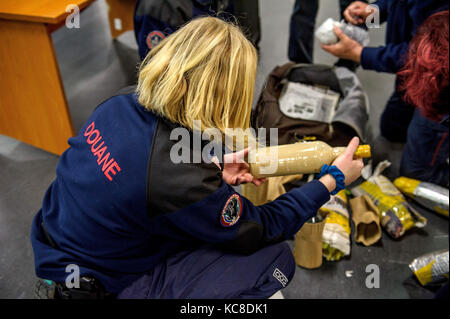 Marsiglia (sud-est della Francia). 2015/04/28: brigata doganale controllo bagagli su una nave da crociera (Cruise Line Costa Crociere) a Marseille-Fos porta. Foto Stock