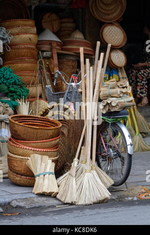 HANOI, VIETNAM, 31 ottobre 2016 : Arbusti assortiti in vendita in un negozio generico direttamente dalla strada, ad Hanoi, Vietnam. Foto Stock