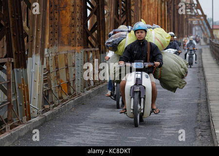 HANOI, VIETNAM, 31 ottobre 2016 : il ponte di Bien lungo è un ponte storico a sbalzo sul fiume Rosso in Hanoi, utilizzato da treni, ciclomotori, biciclette e Foto Stock