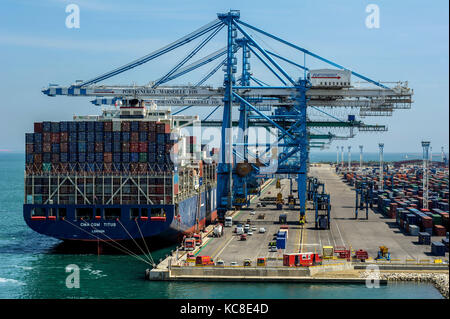 Fos-sur-Mer (sud-est della Francia). 2015/04/24. O gestore di terminale di porta Marseille-Fos. Contenitore britannico della nave 'CMA-CGM Tito' accanto al molo. Foto Stock