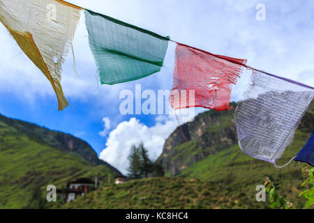 Bandiere di preghiera in Bhutan, un simbolo comune della religione buddista che domina il paese Foto Stock