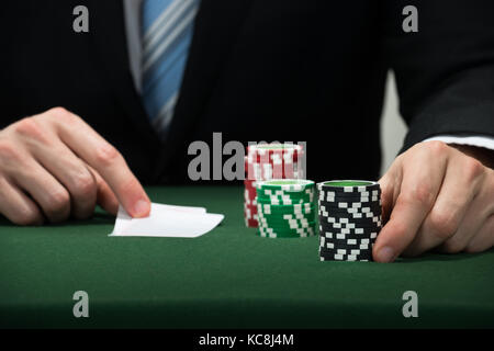 Close-up del giocatore di poker mano con carte e chips Foto Stock