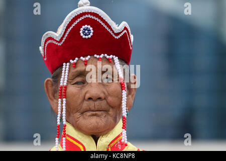 ULAN BATAAR, Mongolia, luglio, 20 - Persone in abiti tradizionali durante il Naadam festival di mezza estate, il 20 luglio 2013 in Ulan Bataar, Mongolia. Naadam è Foto Stock