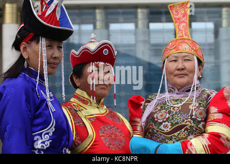 ULAN BATAAR, Mongolia, luglio, 20 - Persone in abiti tradizionali durante il Naadam festival di mezza estate, il 20 luglio 2013 in Ulan Bataar, Mongolia. Naadam è Foto Stock