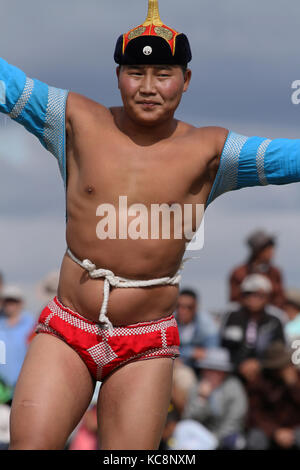 KHARKHORIN, Mongolia, luglio, 8 - wrestling mongola durante il Naadam festival di mezza estate, in data 8 luglio 2013 in Kharkhorin, Mongolia. Naadam è inscritto in Foto Stock