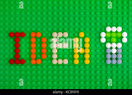 Tambov, Federazione russa - aprile 17, 2017 parola idea e lampadina della luce di precisare da lego round mattoni 1x1 sulla piastra di base verde. close-up. studio shot. Foto Stock