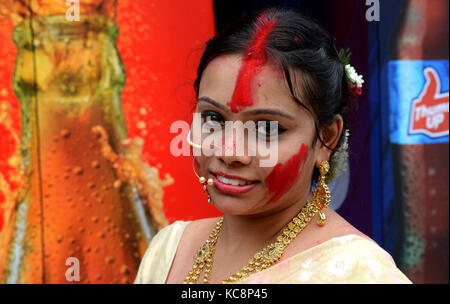 Bengalese famoso rituale indoor Khela durante il festival Durga Puja Foto Stock