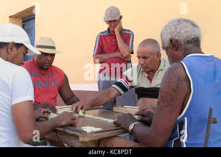 TRINIDAD, CUBA, 18 FEBBRAIO 2014 : vecchi uomini che giocano i dominanti per le strade. La maggior parte dei giochi domino sono il blocco dei giochi, dove l'obiettivo è quello di svuotare Foto Stock