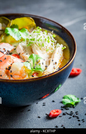 Zuppa malese calda con gamberi e latte di cocco Foto Stock