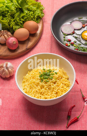 Tagliatelle istante nella ciotola con le verdure. Foto Stock