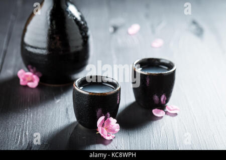 Preparati a bere bene nella vecchia ceramica nera Foto Stock