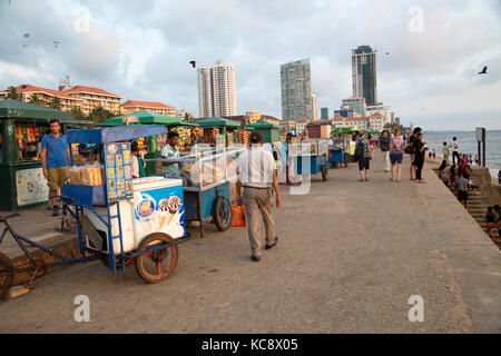 Bancarelle sul lungomare a Galle Face Green, Colombo, Sri Lanka, Asia Foto Stock