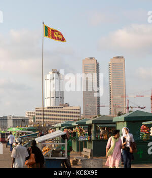 Bancarelle sul lungomare a Galle Face Green, Colombo, Sri Lanka, Asia World Trade Center blocchi a torre Foto Stock