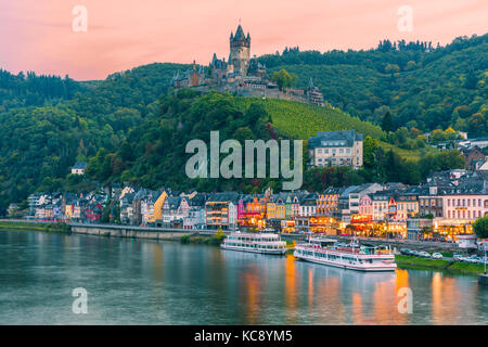 Sul Reichsburg Cochem Castle è più di un castello. È la più grande collina-castello a Mosel, Germania. Foto Stock