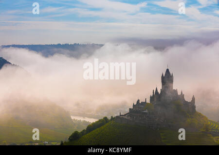Sul Reichsburg Cochem Castle è più di un castello. È la più grande collina-castello a Mosel, Germania. Foto Stock