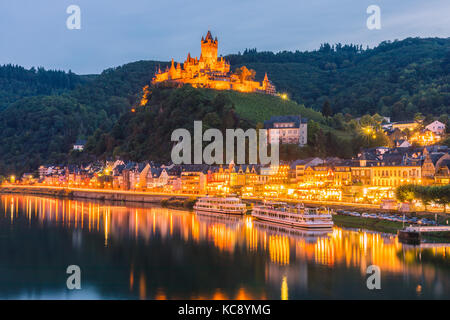Sul Reichsburg Cochem Castle è più di un castello. È la più grande collina-castello a Mosel, Germania. Foto Stock
