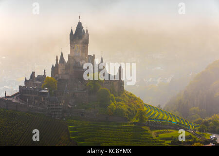 Sul Reichsburg Cochem Castle è più di un castello. È la più grande collina-castello a Mosel, Germania. Foto Stock