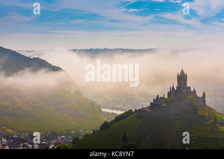 Sul Reichsburg Cochem Castle è più di un castello. È la più grande collina-castello a Mosel, Germania. Foto Stock