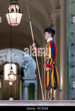 Corpo della Guardia Svizzera Pontificia (aka guardia svizzera pontificia) armato di alabarda e di stare fuori la Basilica di San Pietro nella Città del Vaticano a Roma. Foto Stock