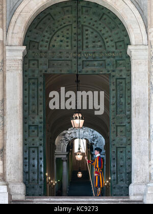 Corpo della Guardia Svizzera Pontificia (aka guardia svizzera pontificia) armato di alabarda e di stare fuori la Basilica di San Pietro nella Città del Vaticano a Roma. Foto Stock