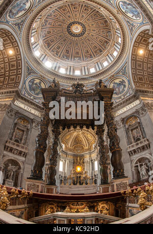 Interno e la cupola della Basilica di San Pietro nella Città del Vaticano a Roma. Foto Stock