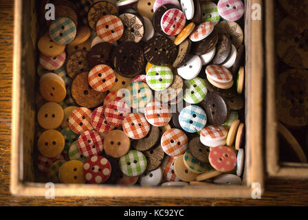Scatola piena di pulsanti gingham Foto Stock