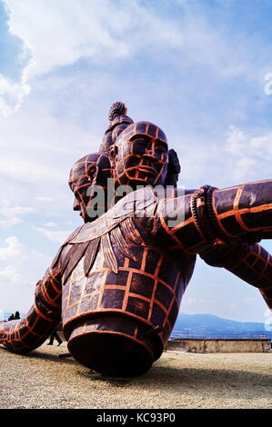 La scultura intitolata tre teste sei bracci dall artista cinese Zhang huan situato nel forte di belvedere a Firenze Italia Foto Stock