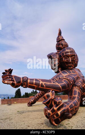 La scultura intitolata tre teste sei bracci dall artista cinese Zhang huan situato nel forte di belvedere a Firenze Italia Foto Stock