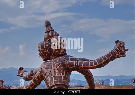 La scultura intitolata tre teste sei bracci dall artista cinese Zhang huan situato nel forte di belvedere a Firenze Italia Foto Stock