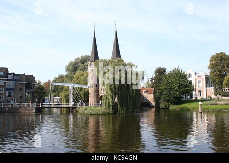 Pittoresca Porta Orientale (Oostpoort) a Rijn-Schiekanaal, angolo sud-est del centro storico di Delft, South Holland, Paesi Bassi. Foto Stock