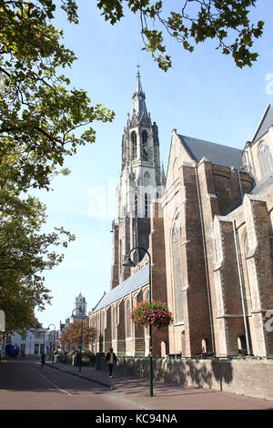 La navata e la torre del XV secolo Nieuwe Kerk) nel centro di Delft, South Holland, Paesi Bassi. Visto da di Oude Langendijk street. Foto Stock