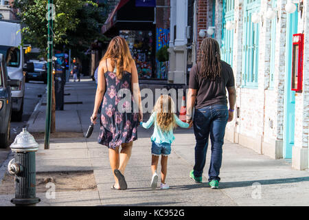 Razza mista matura e la loro figlia, Lower East Side di Manhattan, New York City Foto Stock