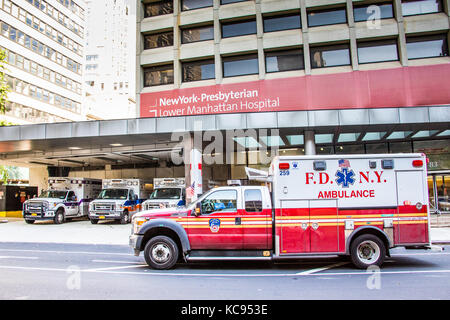 FDNY ambulanza infront di Neww York Presbyterian Hospital, Lower Manhattan, STATI UNITI D'AMERICA Foto Stock