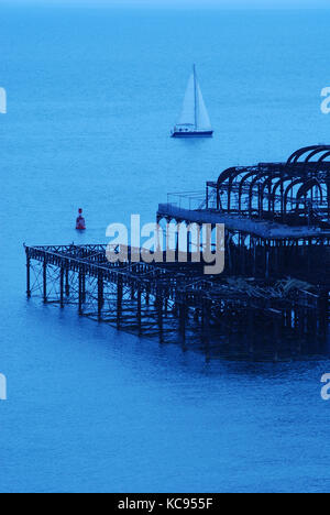 Immagine astratta della ruggine di elementi in ferro battuto dei derelitti Molo Ovest di Brighton Regno Unito Foto Stock