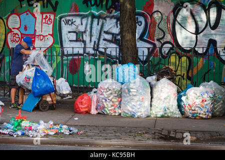 Raccoglitori raccolta di materiale riciclato, Chinatown, New York City, Stati Uniti d'America Foto Stock