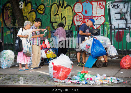 Raccoglitori raccolta di materiale riciclato, Chinatown, New York City, Stati Uniti d'America Foto Stock