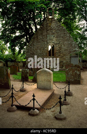 Tomba monumento a William Burns, (agricoltore Lochlie, d. Il 15 febbraio 1784, nel 63° anno della sua età), padre di Robert Burns, al vecchio Alloway Kirk. Foto Stock