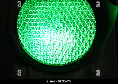 Immagine ravvicinata di un semaforo verde Foto Stock