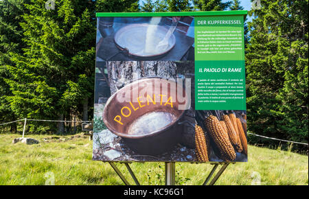 Cartellone dedicato alla polenta ricetta. Montagna simbolo e tradizione altoatesina. Alto Adige, Trentino Alto Adige, Bolzano, Italia settentrionale Foto Stock
