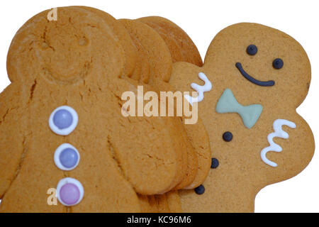 Una linea di panpepato gli uomini con uno di essi in piedi al di fuori della linea di taglio su sfondo bianco Foto Stock