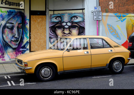 Un vecchio british austin allegro auto parcheggiate in strada England Regno Unito Foto Stock