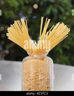 Spaghetti lunghi nel vasetto di vetro Foto Stock