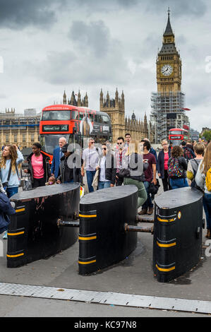 Westminster Bridge con nuove barriere di sicurezza installate Foto Stock