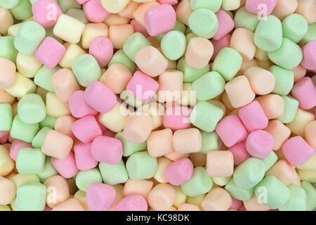 Vista ravvicinata di colorati tinte pastello verde in miniatura, rosa, giallo e arancione marshmallows. Foto Stock